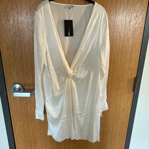 New with tags white wrap dress fashion nova size 2XL (16)?